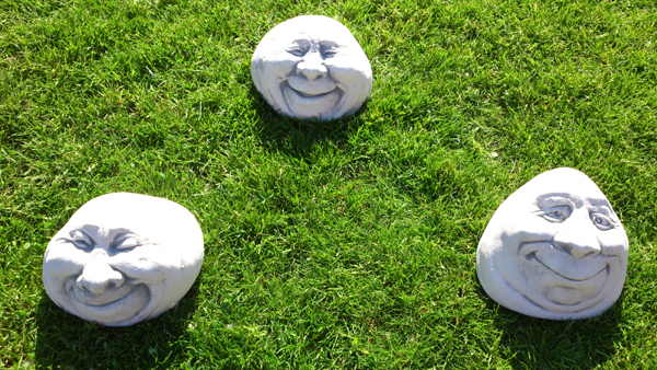 Gartenfiguren SET, 3 lustige Gesichter "lachend, grinsend, zwinkernd" Park & Gartendekoration, Steinguss, Skulptur