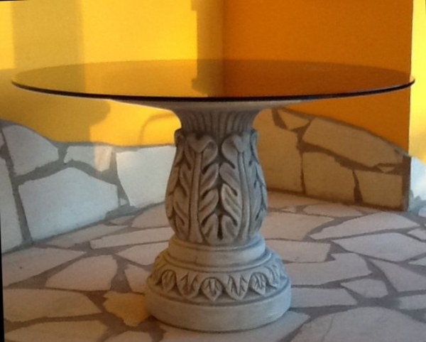 Tisch mit massivem Sockel aus Weissbeton, Betonmöbel, Gartentisch