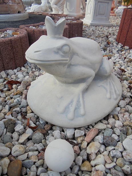 Gartenfigur "Froschkönig mit Kugel" Skulptur, Frosch, Steinfigur, Teichfigur, Park & Gartendekoration