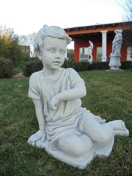 Junge sitzend, Gartenfigur, Steinguss, Skulptur, Park & Gartendekoration