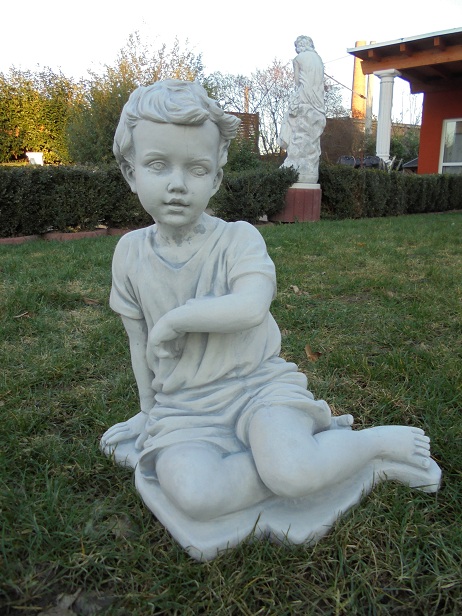 Junge sitzend, Gartenfigur, Steinguss, Skulptur, Park & Gartendekoration