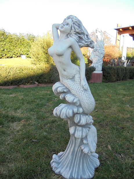 Gartenfigur Meerjungfrau auf Welle, Gartendekoration, Teichfigur, Steinguss