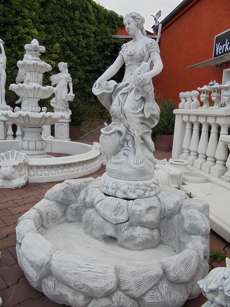Gartenbrunnen mit Steinbecken und Figur, Steinguss, Gartendekoration