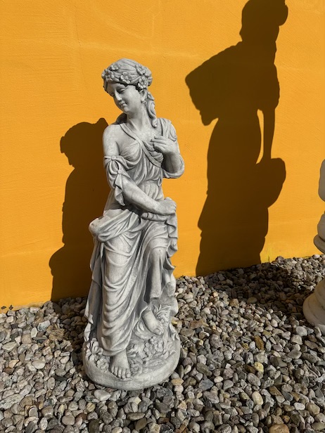 Sitzende Frauenfigur, Gartenfigur, Steinfigur