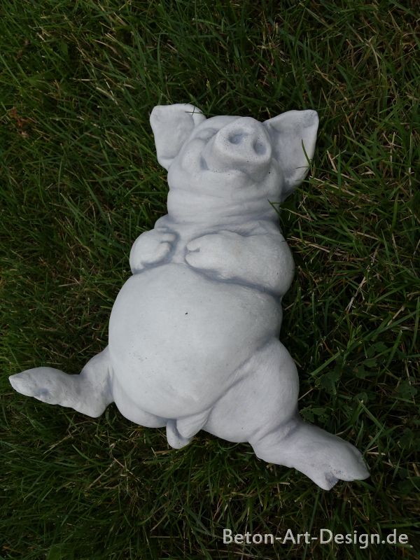 Gartenfigur, niedliches Schwein "Max" liegend im Gras, Steinfigur, Steinguss, Gartendekoration, Skulptur