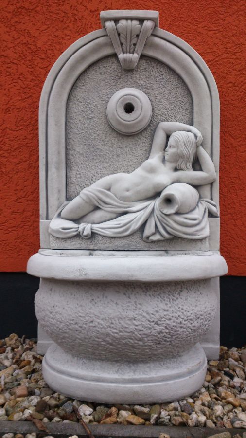 Wandbrunnen "Liegende Frau auf Krug" Steinbrunnen, Park & Gartendekoration, Steinguss