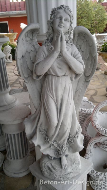 detailed angel statue made ​​of concrete 75 cm high