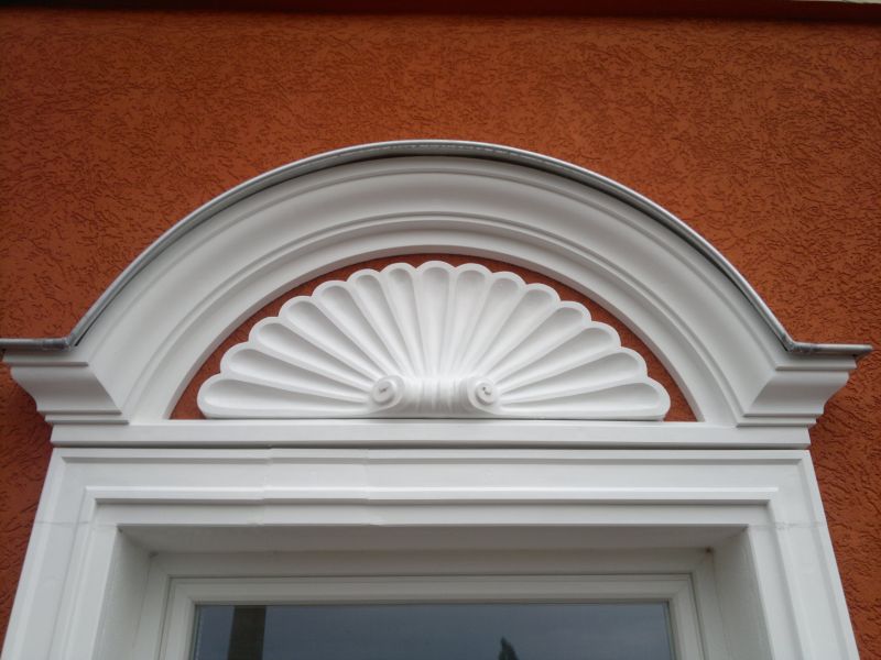 Fassadenschmuck, Fensterkrönung, halbrund, 66 cm hoch, Stuck aus Weissbeton, Steinguss, Fassadenstuck, Stuck