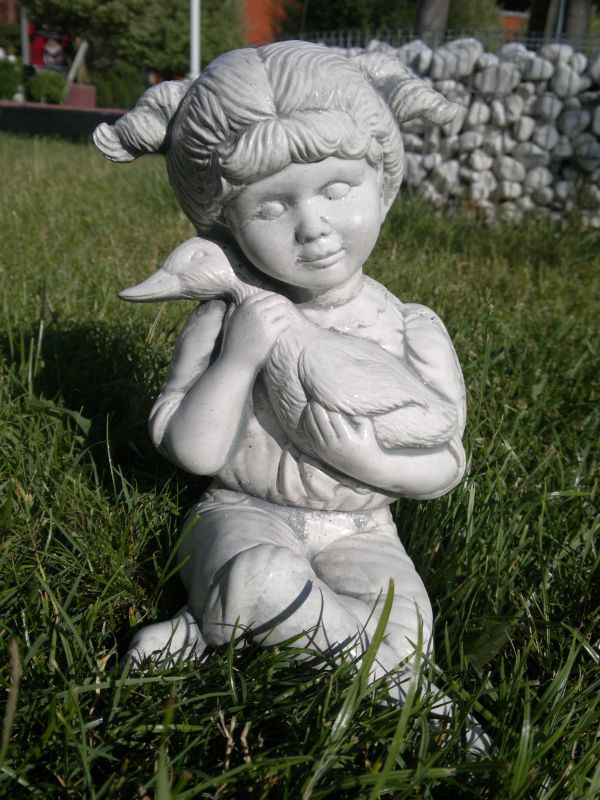 Gartenfigur, Skulptur, "Mädchen mit Gans" Gartendekoration, Steinfigur, Steinguss