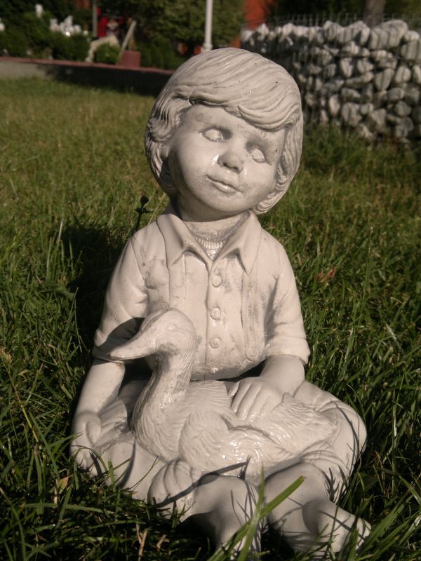 Gartenfigur, niedliche Figur "Junge mit Gans" 23 cm hoch, Skulptur, Gartendekoration, Steinguss