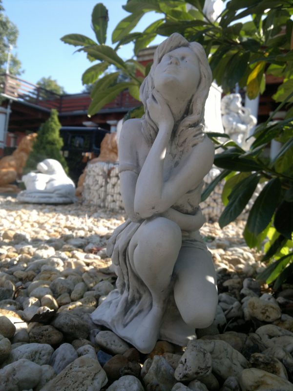 Gartenfigur, kleine Steinfigur "Frau hockend" Park & Gartendekoration, Skulptur, Steinguss