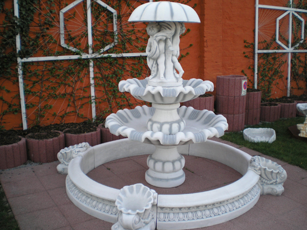 Springbrunnen, Gartenbrunnen, Brunnen mit Muscheldekor und Figurengruppe, Park & Gartendekoration, Steinguss