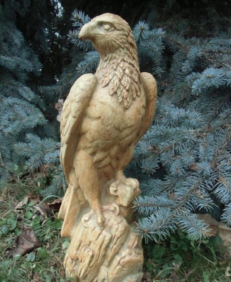 Falke, Raubvogel, Steinfigur, Adler auf Fels, Gartendekoration
