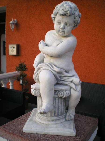 Gartenfigur, Engelsfigur sitzend auf Kapitell, Skulptur, Park & Gartendekoration, Steinfigur, Steinguss