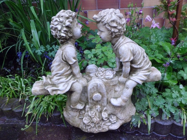 Gartenfigur, Kinder auf Wippe "schaukelnd" Skulptur, Steinfigur, Park & Gartendekoration, Steinguss