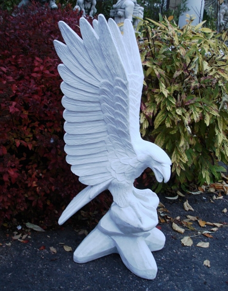 Der Adler auf dem Felsen Gartenfigur Steinguss frostfest