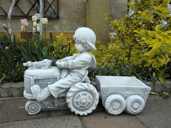 Gartenfigur, Junge mit Traktor und Anhänger, Park & Gartendekoration, Steinfigur, Skulptur, Steinguss