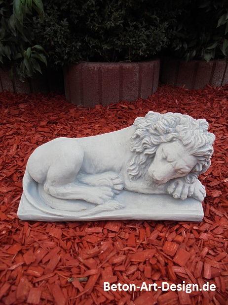 little lion garden figure on plate 18 Kg