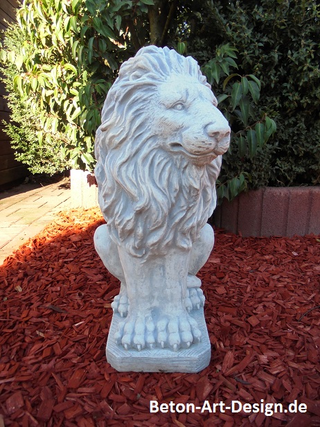 Garden Figure lion figure to the right looking
