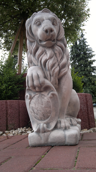 Gartenfigur, Steinfigur, Löwenfigur mit Wappen in rechter Pranke, Statue, Park & Gartendekoration, Torwächter