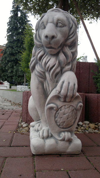 Gartenfigur, Steinfigur, Löwenfigur mit Wappen in linker Pranke, Statue, Park & Gartendekoration, Torwächter