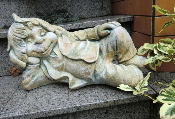 Steinfigur Frau von Troll mit Stinkefinger Gnom Wichtel Kobold Steinguss 